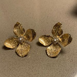 NWOT OLIVIA WELLES Floral Stud Earrings